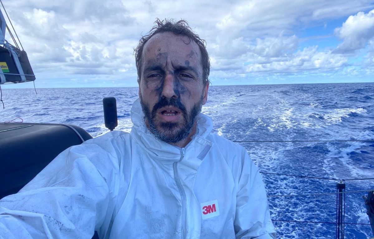 Louis Burton répare une avarie majeure sur son IMOCA Bureau Vallée pendant le Vendée Globe 2024